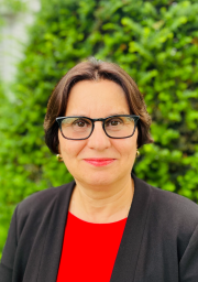 headshot of Claudia Petrescu